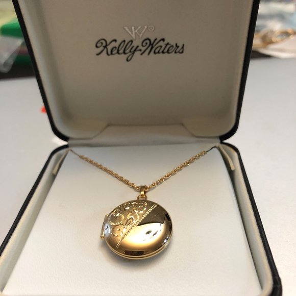 Kelly Waters Gold finish locket and chain. NIB - Picture 4 of 7